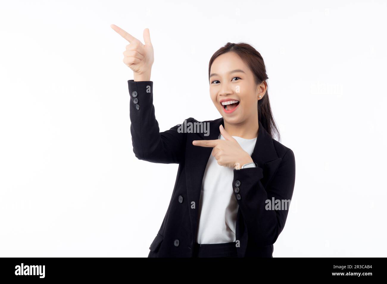 ritratto giovane donna asiatica d'affari che punta e presenta isolato su sfondo bianco, pubblicità e marketing, esecutivo e manager, businesswo Foto Stock
