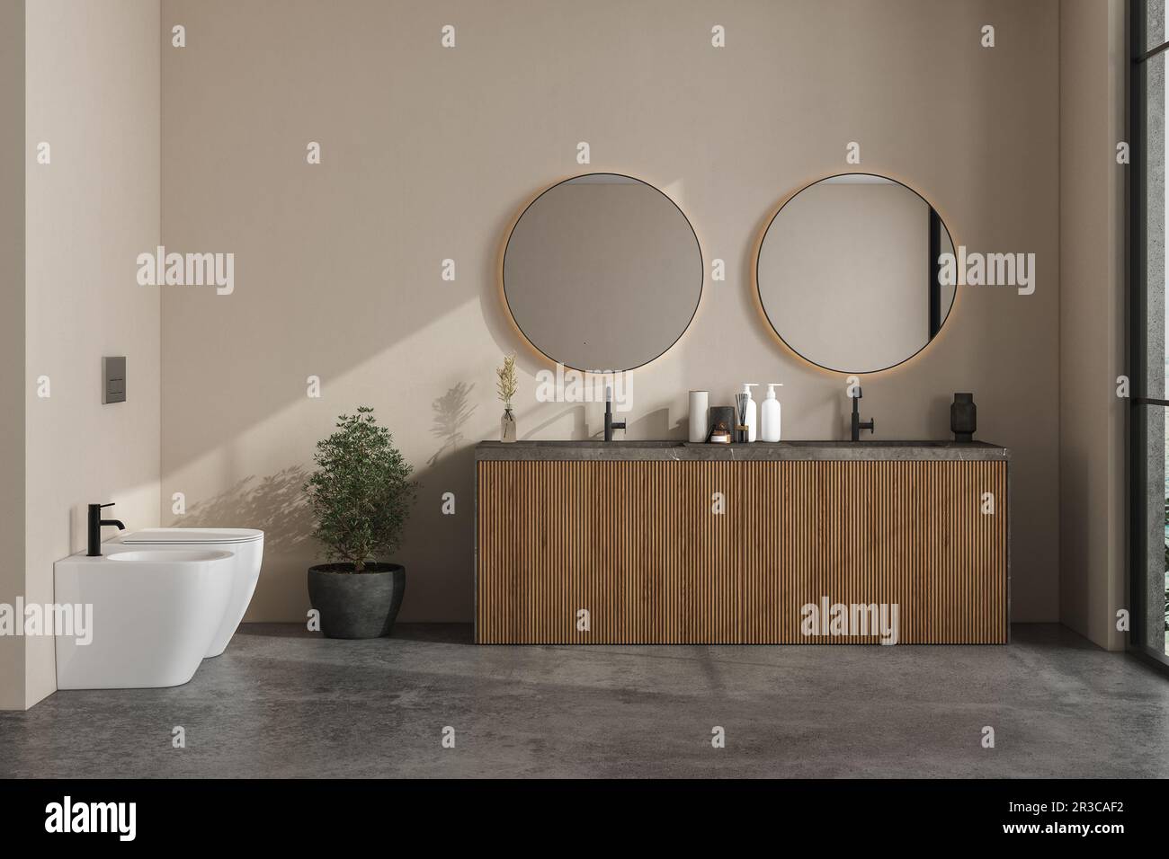 Bagno moderno con pareti beige, lavandino in marmo con doppio specchio e pavimento in cemento grigio. Bagno minimalista con mobili moderni. Vista Foto Stock