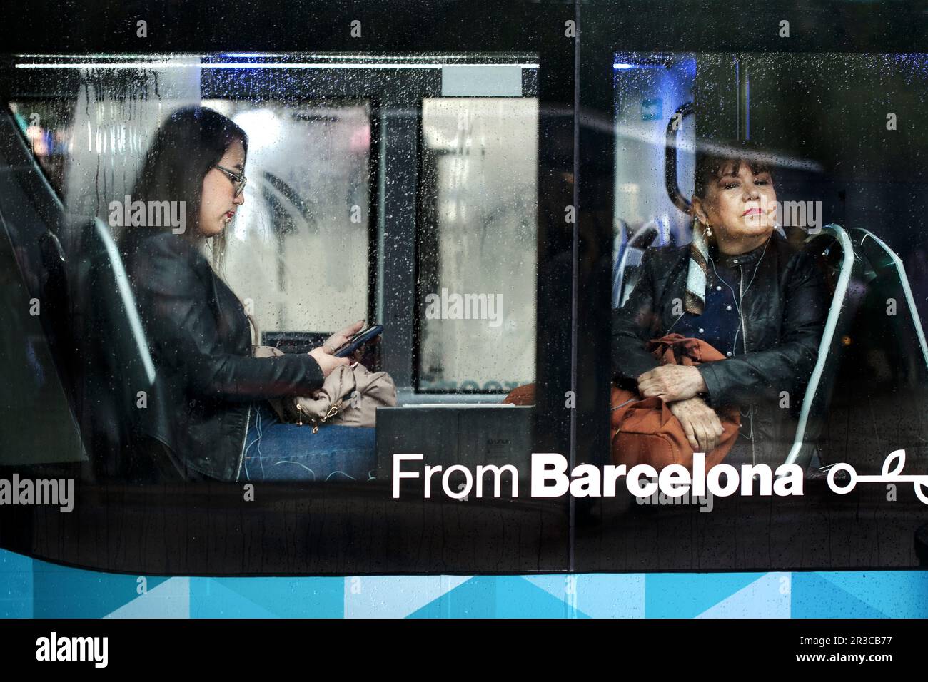 I turisti si sono seduti su uno degli autobus turistici sotto la pioggia, Barcellona, Spagna. Foto Stock