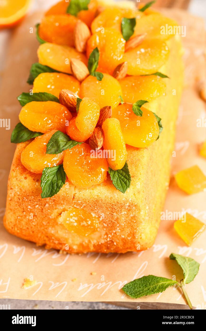 Torta di libbra d'arancia aromatizzata con succo d'arancia appena spremuto e scorza decorata con albicocche secche Foto Stock