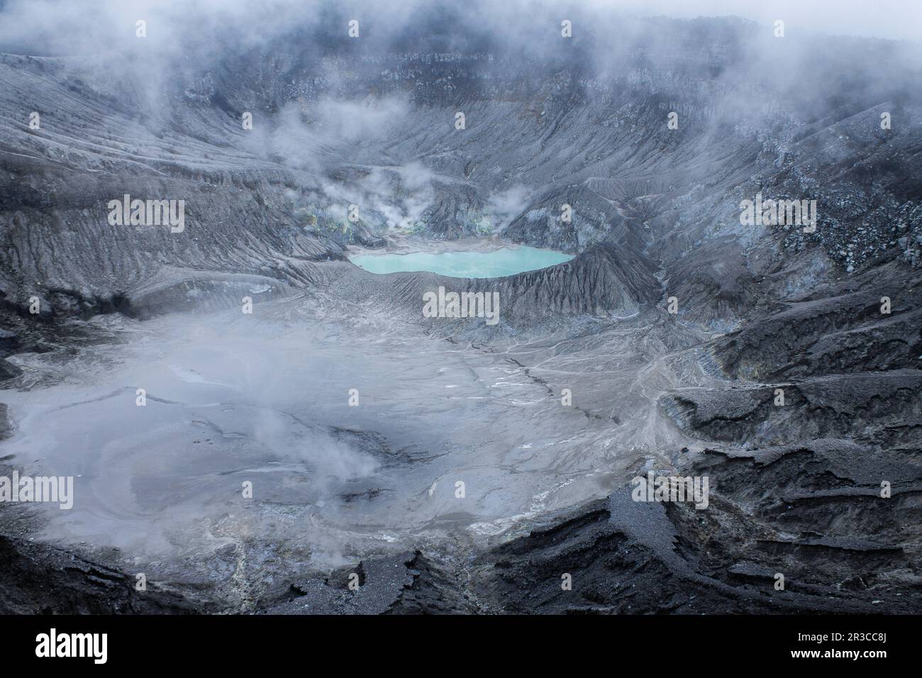 Vista del bellissimo cratere sulla cima del Monte Tangkuban Perahu, Bandung, Giava Occidentale, Indonesia Foto Stock