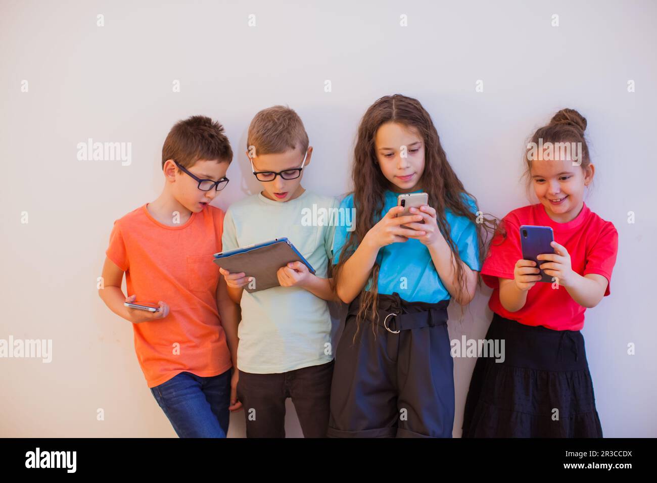 La generazione moderna è felice di utilizzare smartphone e tablet Foto Stock