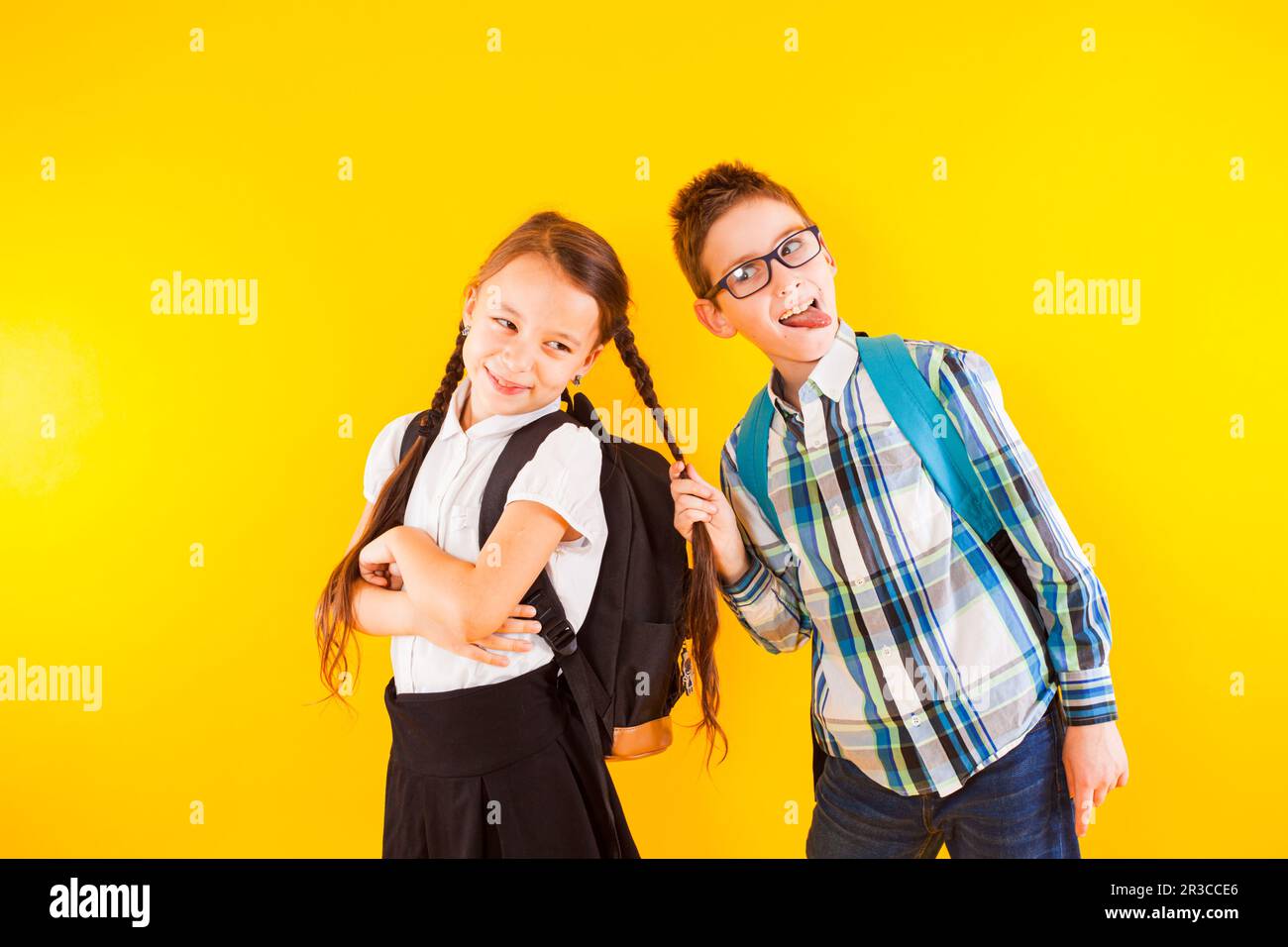 Gli scolari felici che si divertono tra gli studi Foto Stock