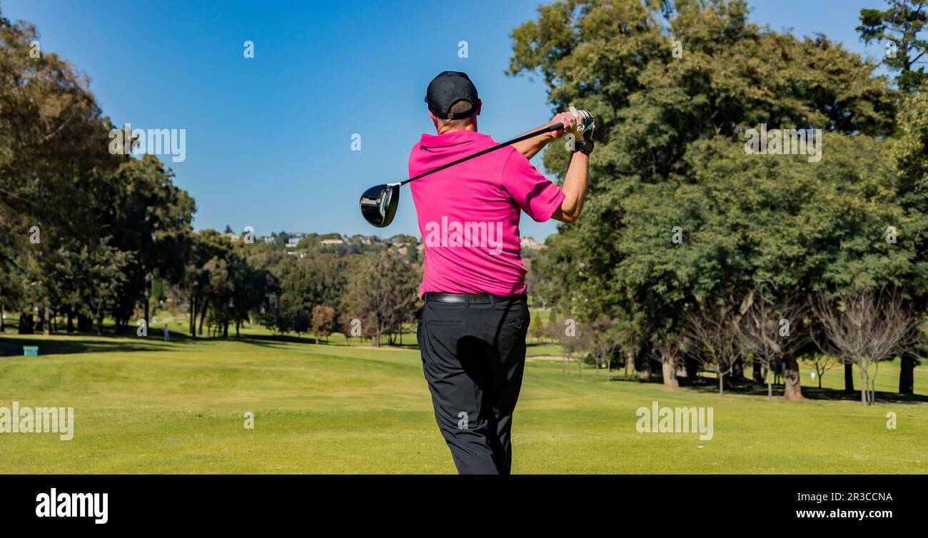 Uomo che brama su un campo da golf Foto Stock