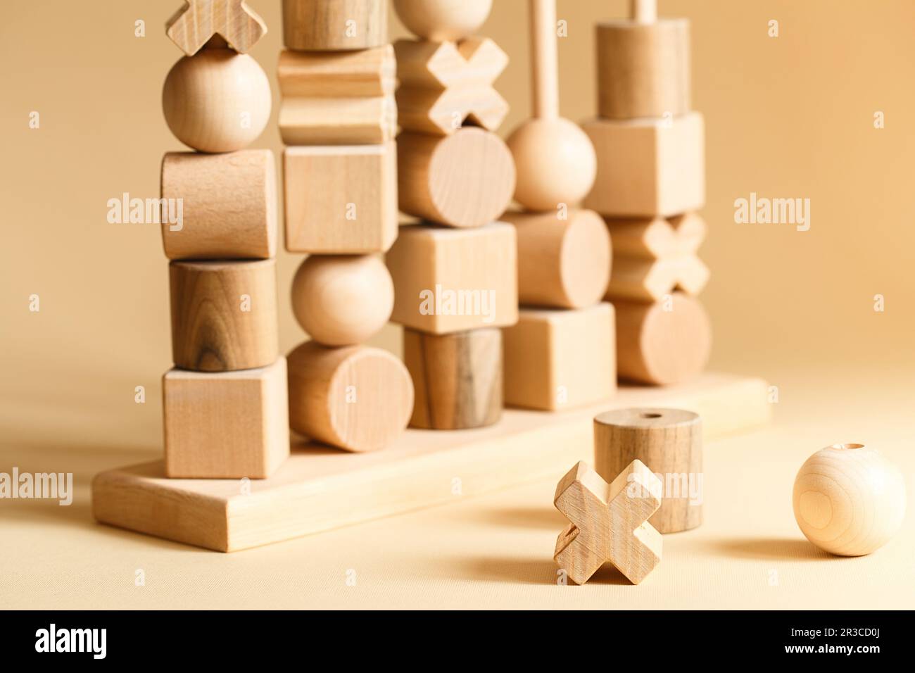 Giocattoli di legno per bambini. Il sequenziamento blocca la risorsa di apprendimento per l'educazione delle forme, le abilità motorie fini, Foto Stock