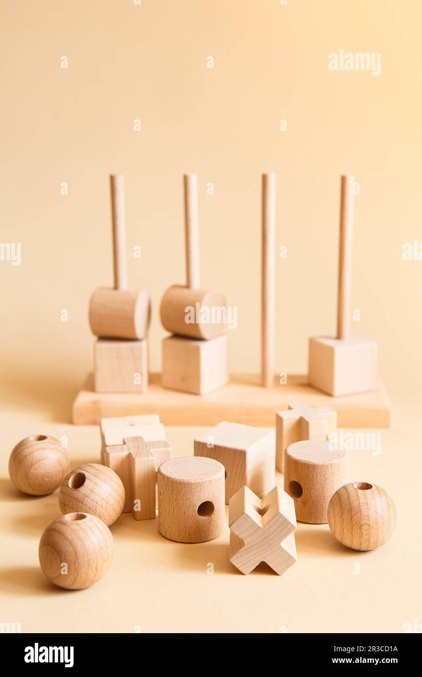 Giocattoli di legno per bambini. Il sequenziamento blocca la risorsa di apprendimento per l'educazione delle forme, le abilità motorie fini, Foto Stock