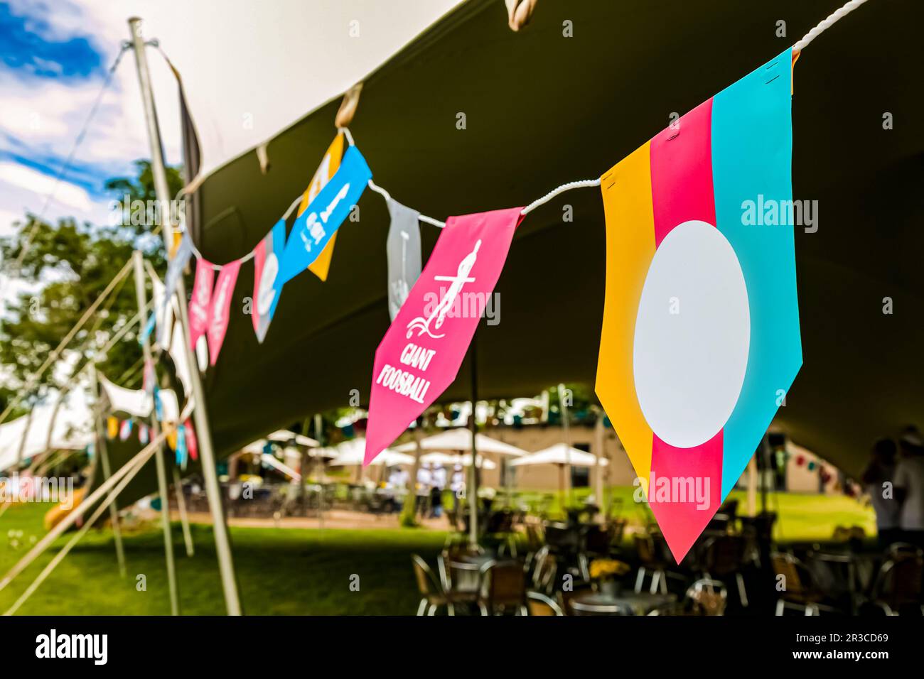 Corde di carta attaccate alle tende per feste all'aperto Foto Stock
