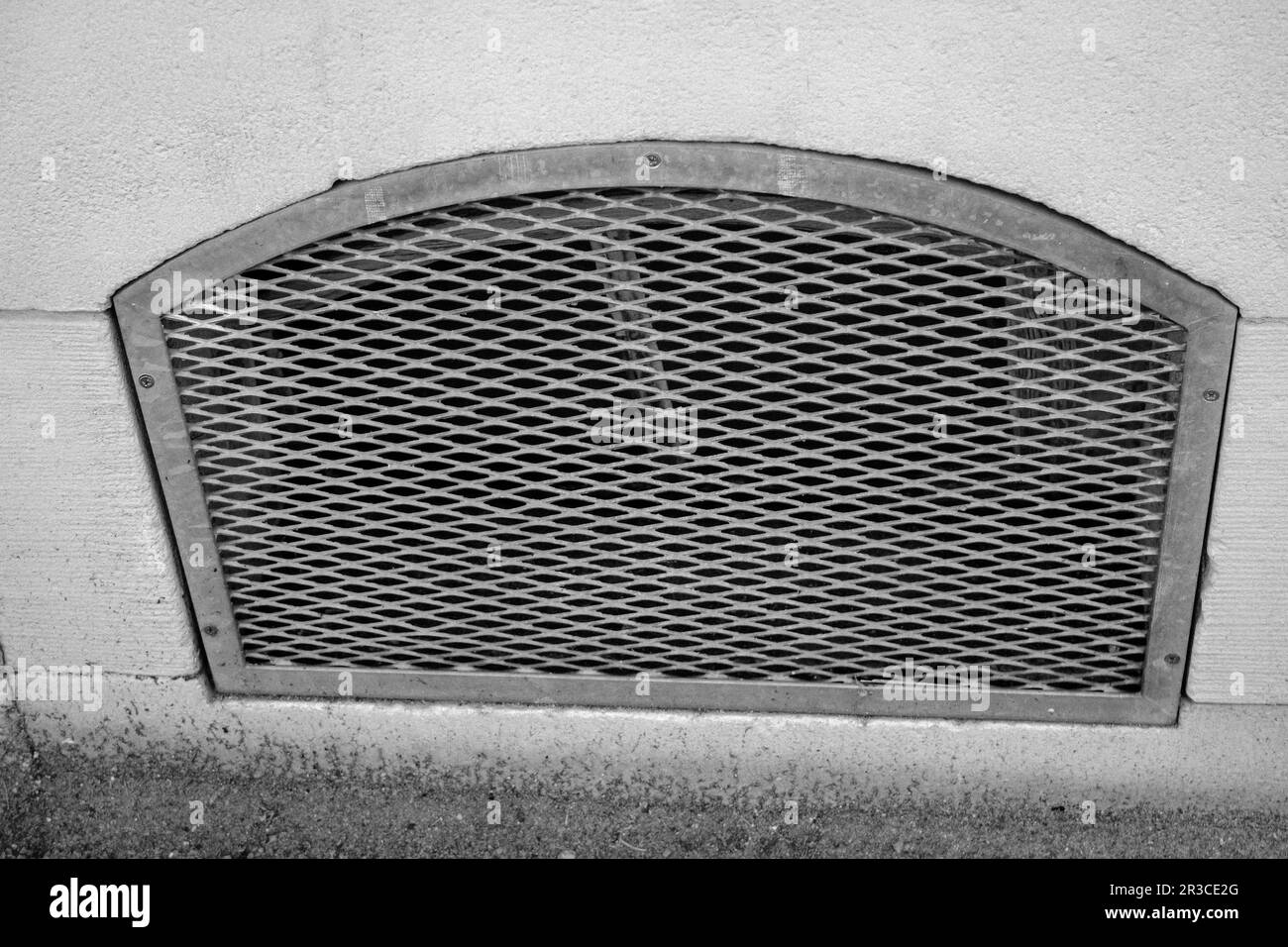 Un albero di ventilazione con una rete a griglia che consente il flusso d'aria impedendo l'ingresso di detriti, garantendo un'efficiente circolazione dell'aria. Foto Stock