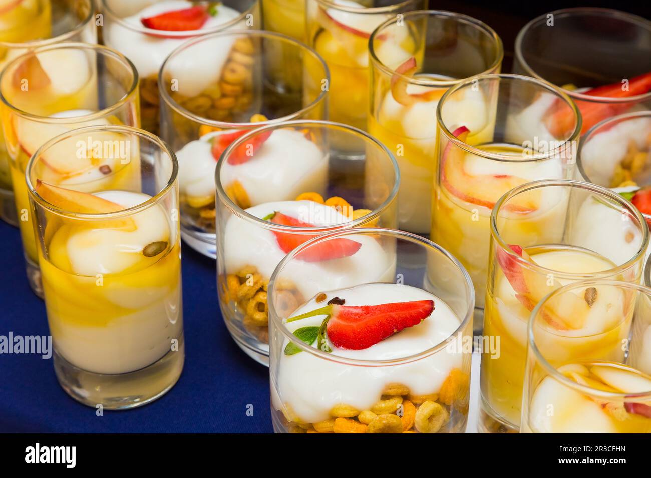 La colazione brunch di yogurt con frutta a Festival di Primavera evento picnic Foto Stock