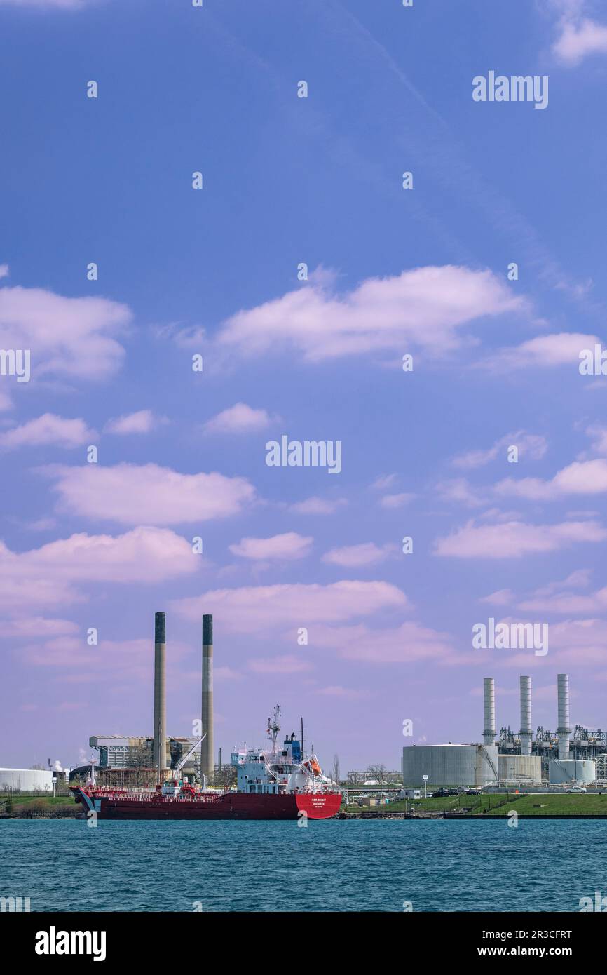 La petroliera olandese Iver Bright attraccò presso la raffineria Suncor Sarnia sulla St. Clair River, Canada Foto Stock La petroliera olandese Iver Bright attraccò presso la raffineria Suncor Sarnia sulla St. Clair River, Canada Foto Stock
