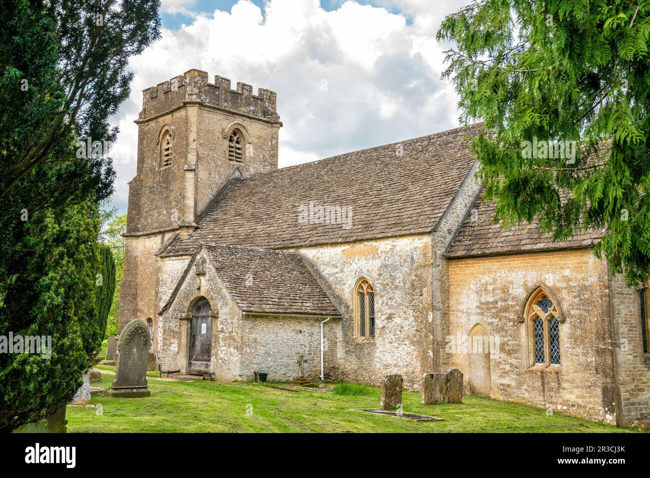 La Chiesa anglosassone del Santo Bosco nel villaggio di Daglingworth, Cotswolds, Gloucestershire, Regno Unito Foto Stock