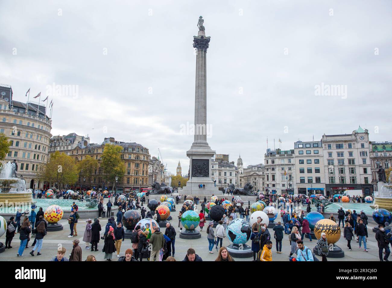 I globi realizzati da artists.are visti come parte dell'installazione reinventata del mondo per la giustizia razziale in Trafalgar Square, Londra. Foto Stock