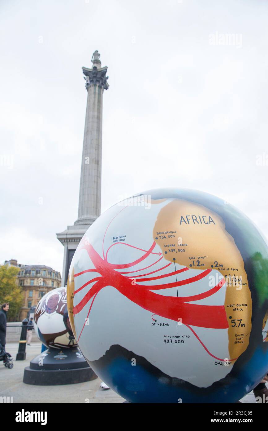 I globi realizzati da artists.are visti come parte dell'installazione reinventata del mondo per la giustizia razziale in Trafalgar Square, Londra. Foto Stock