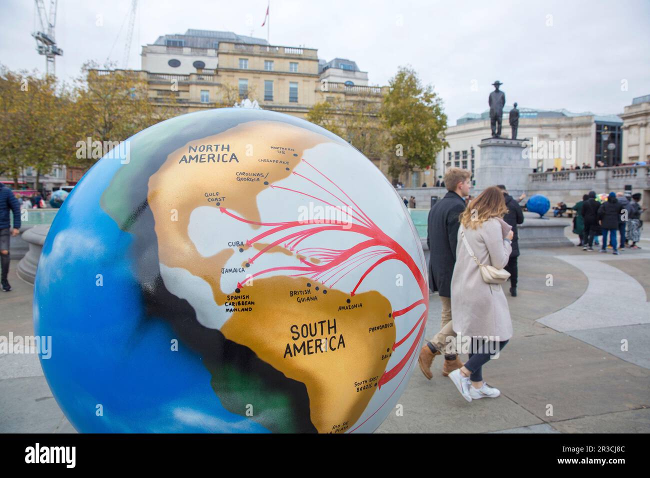 I globi realizzati da artists.are visti come parte dell'installazione reinventata del mondo per la giustizia razziale in Trafalgar Square, Londra. Foto Stock