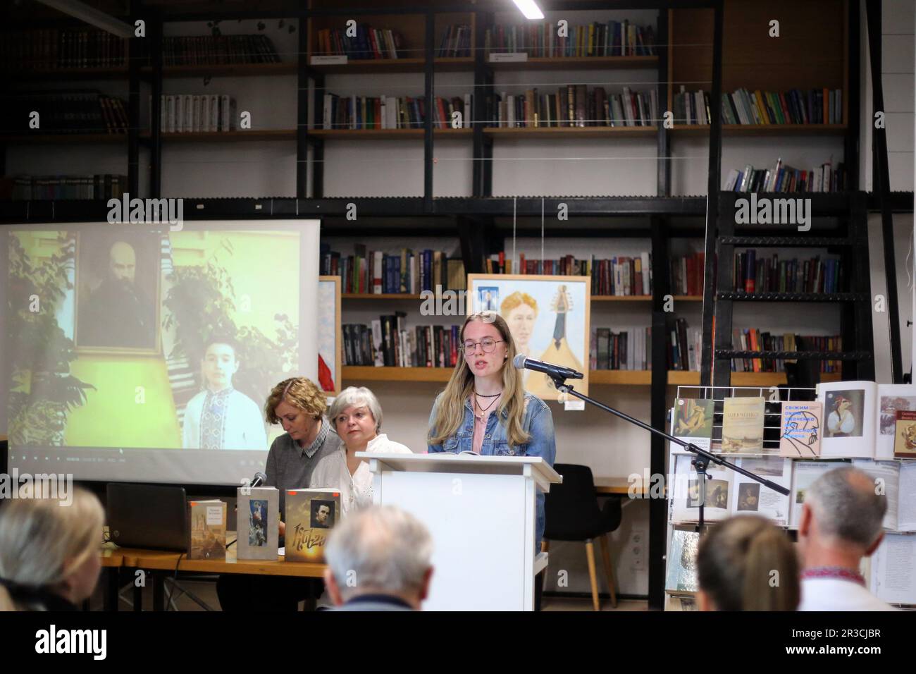 Uno studente all'Università Nazionale di Odesa Mechnikov è visto leggere il poema di Taras Shevchenko He Odessa Regional Universal Scientific Library. M. S. Grushevsky. Il sepoltura di Taras Shevchenko si è svolta il 22 maggio 1861 sulla collina di Chernechaya a Kanev. Per ricordare il famoso poeta ucraino Taras Shevchenko nella Biblioteca scientifica universale regionale di Odessa. S. Grushevsky si sono svolte le tradizionali letture di Shevchenko. I cadetti della Odessa state University of Internal Affairs e gli studenti della Odessa Mechnikov National University hanno letto le poesie dello scrittore, gli insegnanti hanno tenuto conferenze sulla vita Foto Stock