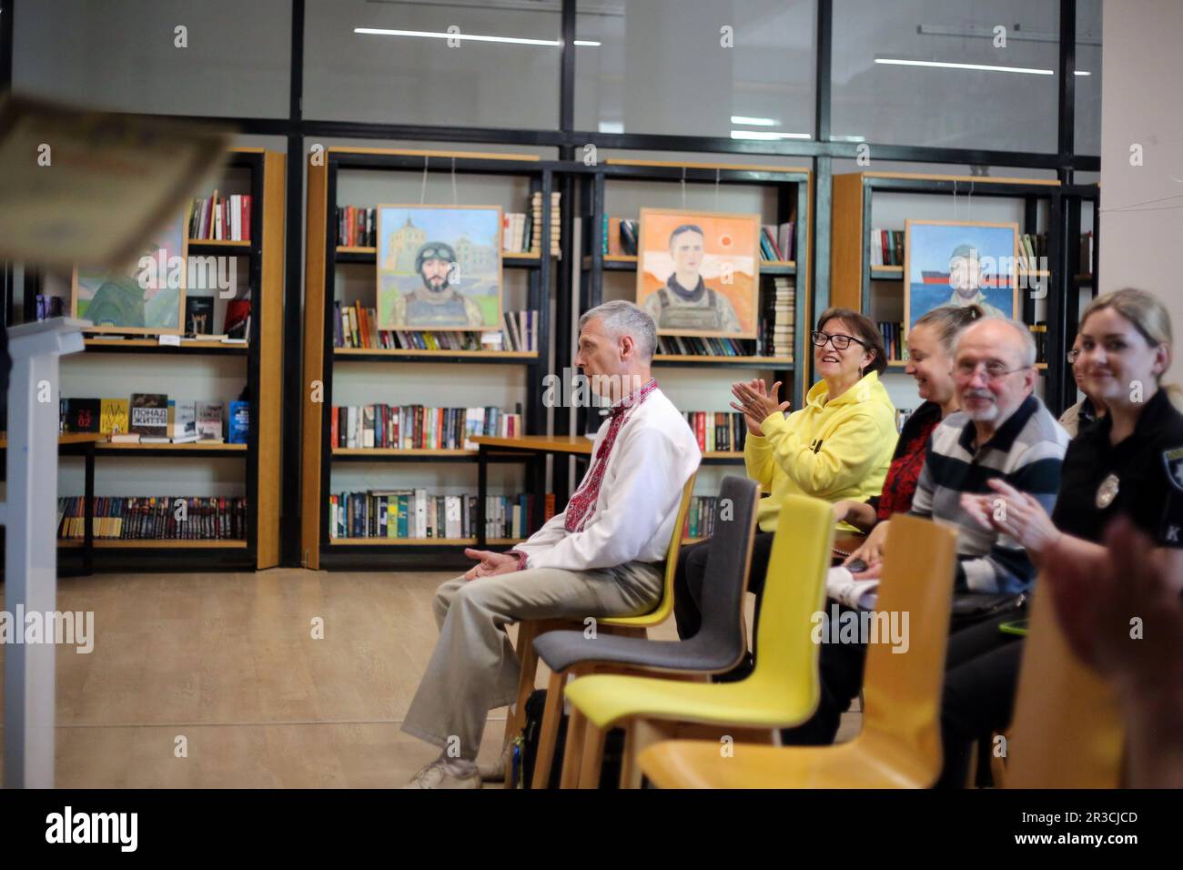 Il pubblico è visto ascoltare la lezione alla Biblioteca scientifica universale Regionale Odessa. M. S. Grushevsky. Il sepoltura di Taras Shevchenko si è svolta il 22 maggio 1861 sulla collina di Chernechaya a Kanev. Per ricordare il famoso poeta ucraino Taras Shevchenko nella Biblioteca scientifica universale regionale di Odessa. S. Grushevsky si sono svolte le tradizionali letture di Shevchenko. I cadetti della Odessa state University of Internal Affairs e gli studenti della Odessa Mechnikov National University hanno letto le poesie dello scrittore, gli insegnanti hanno tenuto conferenze sulla vita del creatore. (Foto di Viacheslav su Foto Stock