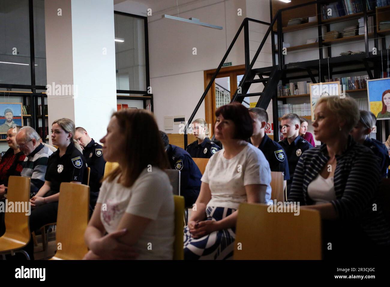 Il pubblico è visto ascoltare la lezione alla Biblioteca scientifica universale Regionale Odessa. M. S. Grushevsky. Il sepoltura di Taras Shevchenko si è svolta il 22 maggio 1861 sulla collina di Chernechaya a Kanev. Per ricordare il famoso poeta ucraino Taras Shevchenko nella Biblioteca scientifica universale regionale di Odessa. S. Grushevsky si sono svolte le tradizionali letture di Shevchenko. I cadetti della Odessa state University of Internal Affairs e gli studenti della Odessa Mechnikov National University hanno letto le poesie dello scrittore, gli insegnanti hanno tenuto conferenze sulla vita del creatore. (Foto di Viacheslav su Foto Stock