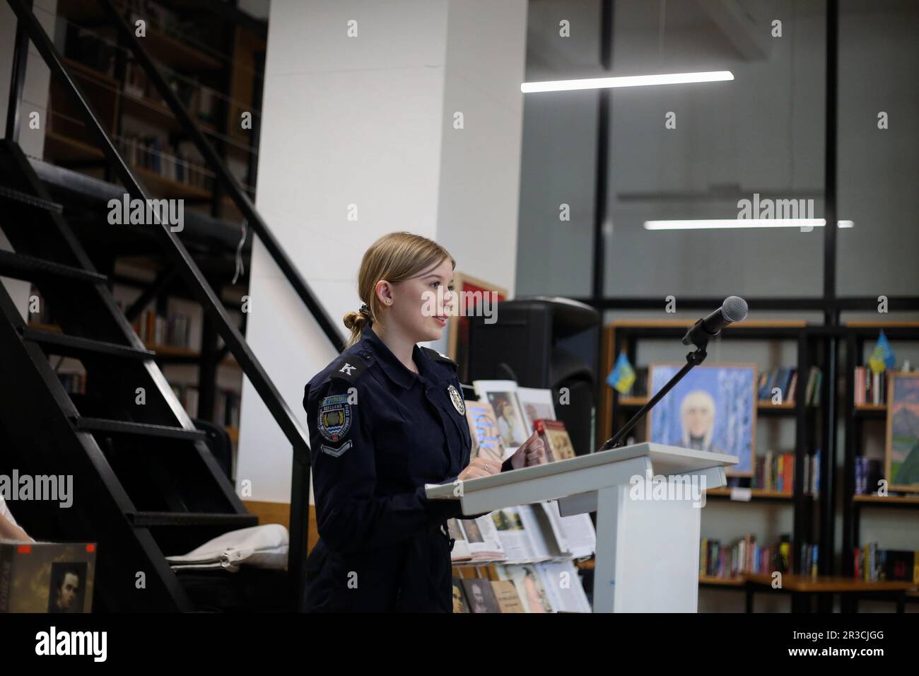 Un cadetto dell'Odessa state University of Internal Affairs è visto recitare una poesia di Taras Shevchenko. Il sepoltura di Taras Shevchenko si è svolta il 22 maggio 1861 sulla collina di Chernechaya a Kanev. Per ricordare il famoso poeta ucraino Taras Shevchenko nella Biblioteca scientifica universale regionale di Odessa. S. Grushevsky si sono svolte le tradizionali letture di Shevchenko. I cadetti della Odessa state University of Internal Affairs e gli studenti della Odessa Mechnikov National University hanno letto le poesie dello scrittore, gli insegnanti hanno tenuto conferenze sulla vita del creatore. (Foto di Viacheslav Onyshchenko/S Foto Stock