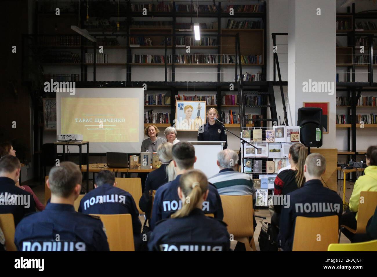 Un cadetto dell'Odessa state University of Internal Affairs è visto recitare una poesia di Taras Shevchenko. Il sepoltura di Taras Shevchenko si è svolta il 22 maggio 1861 sulla collina di Chernechaya a Kanev. Per ricordare il famoso poeta ucraino Taras Shevchenko nella Biblioteca scientifica universale regionale di Odessa. S. Grushevsky si sono svolte le tradizionali letture di Shevchenko. I cadetti della Odessa state University of Internal Affairs e gli studenti della Odessa Mechnikov National University hanno letto le poesie dello scrittore, gli insegnanti hanno tenuto conferenze sulla vita del creatore. (Foto di Viacheslav Onyshchenko/S Foto Stock
