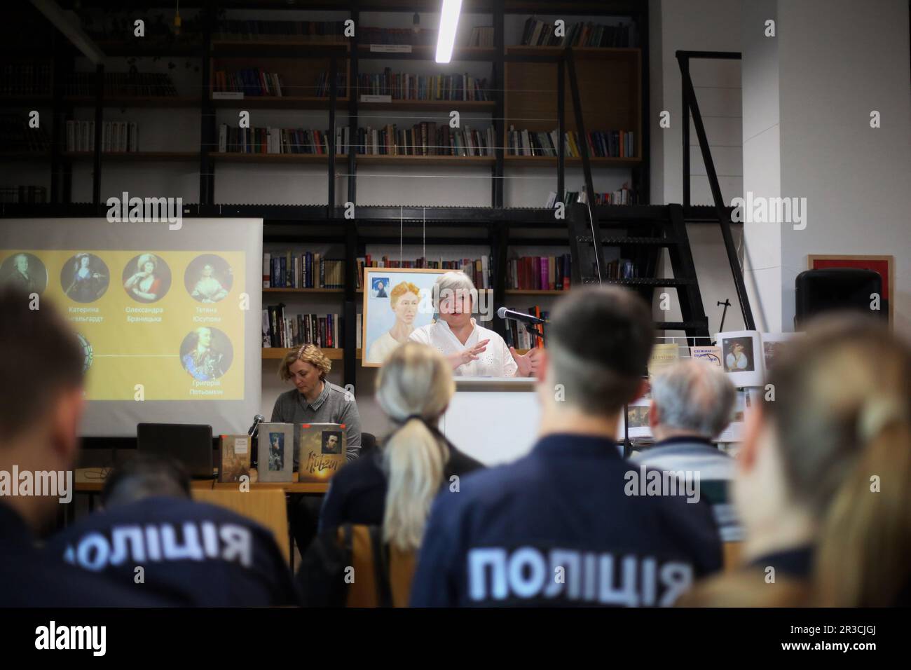 Riznikova Yaroslava (C) intercessore del Direttore del Dipartimento di Cultura, nazionalità, religioni e protezione dei beni culturali dell'Amministrazione Regionale dello Stato di Odessa, tenuto una conferenza presso la Biblioteca scientifica universale Regionale di Odessa. S. Grushevsky il sepoltura di Taras Shevchenko si è svolta il 22 maggio 1861 sulla collina di Chernechaya a Kanev. Per ricordare il famoso poeta ucraino Taras Shevchenko nella Biblioteca scientifica universale regionale di Odessa. S. Grushevsky si sono svolte le tradizionali letture di Shevchenko. Cadetti della Odessa state University of Internal AF Foto Stock