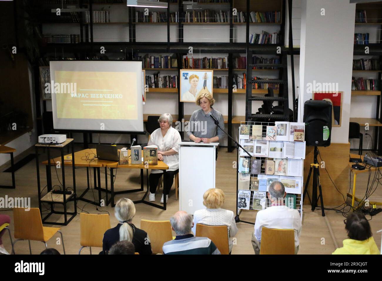 Nechitalyuk Irina (C) Professore associato del Dipartimento di Letteratura Ucraina dell'ONU intitolato all'I.I. Mechnikov è visto docente presso la Biblioteca scientifica universale regionale di Odessa. S. Grushevsky il sepoltura di Taras Shevchenko si è svolta il 22 maggio 1861 sulla collina di Chernechaya a Kanev. Per ricordare il famoso poeta ucraino Taras Shevchenko nella Biblioteca scientifica universale regionale di Odessa. S. Grushevsky si sono svolte le tradizionali letture di Shevchenko. I cadetti della Odessa state University of Internal Affairs e gli studenti della Odessa Mechnikov National University hanno letto il writ Foto Stock