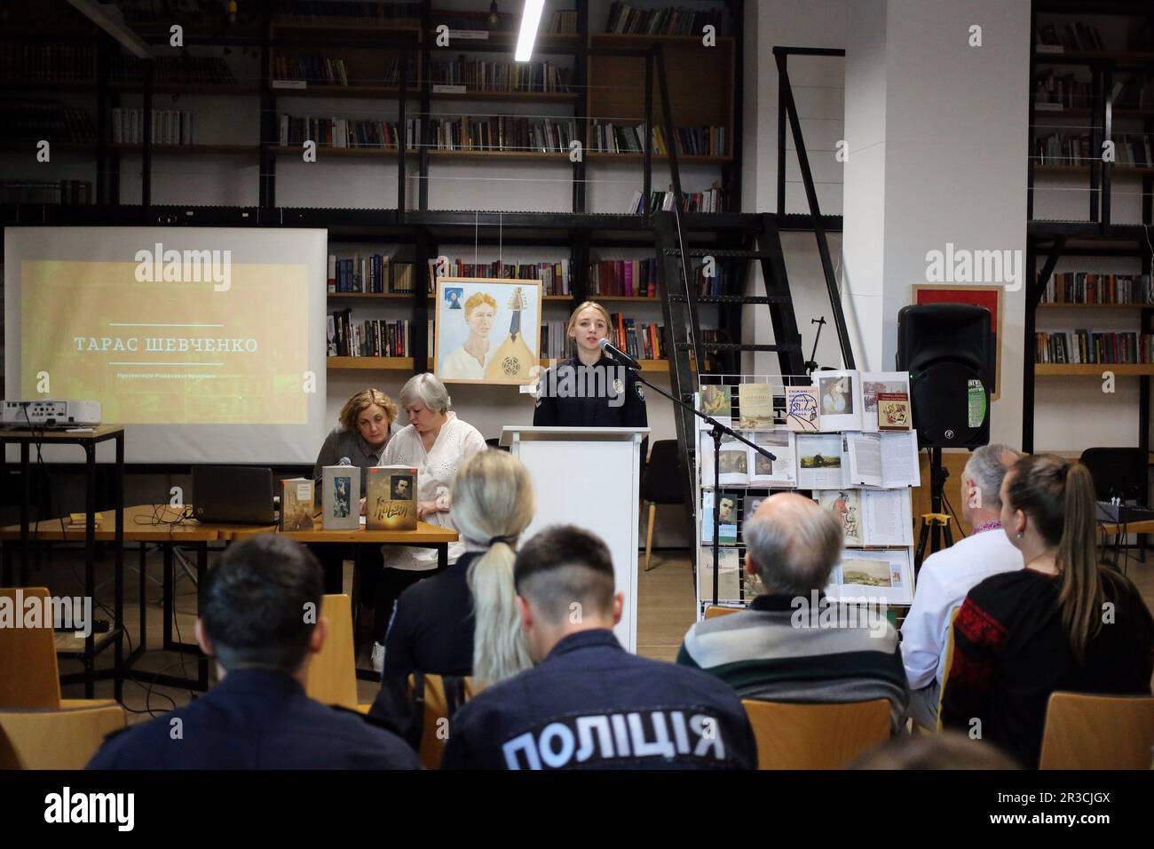 Un cadetto dell'Odessa state University of Internal Affairs è visto recitare una poesia di Taras Shevchenko. Il sepoltura di Taras Shevchenko si è svolta il 22 maggio 1861 sulla collina di Chernechaya a Kanev. Per ricordare il famoso poeta ucraino Taras Shevchenko nella Biblioteca scientifica universale regionale di Odessa. S. Grushevsky si sono svolte le tradizionali letture di Shevchenko. I cadetti della Odessa state University of Internal Affairs e gli studenti della Odessa Mechnikov National University hanno letto le poesie dello scrittore, gli insegnanti hanno tenuto conferenze sulla vita del creatore. (Foto di Viacheslav Onyshchenko/S Foto Stock