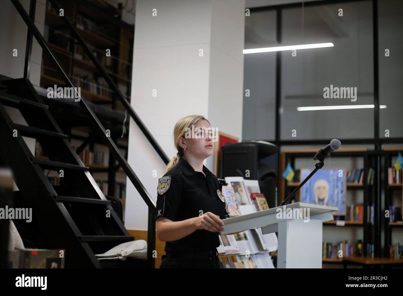 Un cadetto dell'Odessa state University of Internal Affairs è visto recitare una poesia di Taras Shevchenko. Il sepoltura di Taras Shevchenko si è svolta il 22 maggio 1861 sulla collina di Chernechaya a Kanev. Per ricordare il famoso poeta ucraino Taras Shevchenko nella Biblioteca scientifica universale regionale di Odessa. S. Grushevsky si sono svolte le tradizionali letture di Shevchenko. I cadetti della Odessa state University of Internal Affairs e gli studenti della Odessa Mechnikov National University hanno letto le poesie dello scrittore, gli insegnanti hanno tenuto conferenze sulla vita del creatore. (Foto di Viacheslav Onyshchenko/S Foto Stock