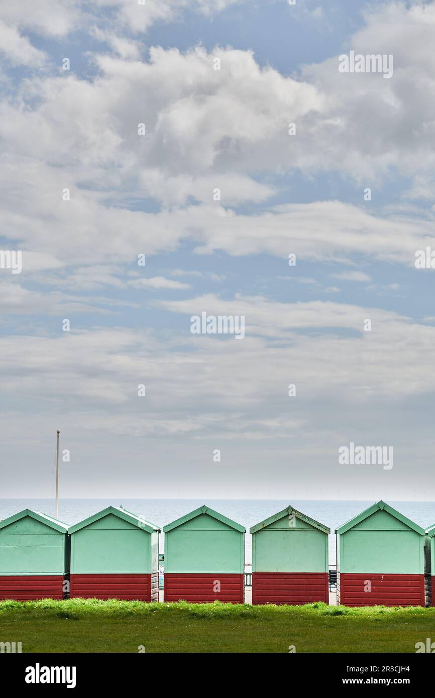 Baite monocolore sul lungomare di Brighton e Hove, Sussex, Inghilterra. Foto Stock