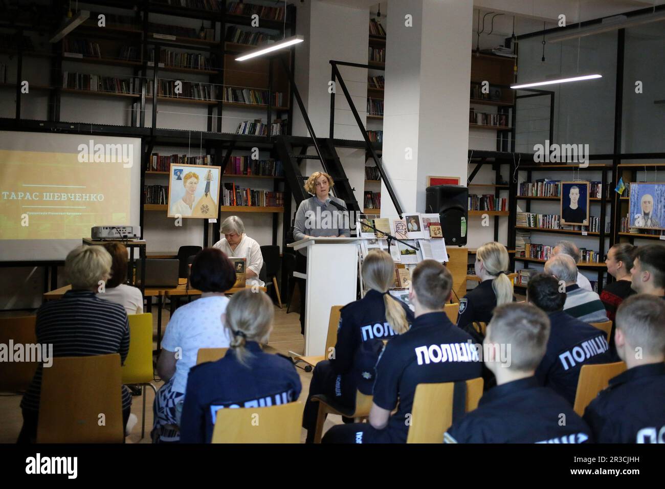 Nechitalyuk Irina Professore associato del Dipartimento di Letteratura Ucraina dell'ONU intitolato all'I.I. Mechnikov è visto docente presso la Biblioteca scientifica universale regionale di Odessa. S. Grushevsky il sepoltura di Taras Shevchenko si è svolta il 22 maggio 1861 sulla collina di Chernechaya a Kanev. Per ricordare il famoso poeta ucraino Taras Shevchenko nella Biblioteca scientifica universale regionale di Odessa. S. Grushevsky si sono svolte le tradizionali letture di Shevchenko. I cadetti della Odessa state University of Internal Affairs e gli studenti della Odessa Mechnikov National University leggono il libro dello scrittore Foto Stock