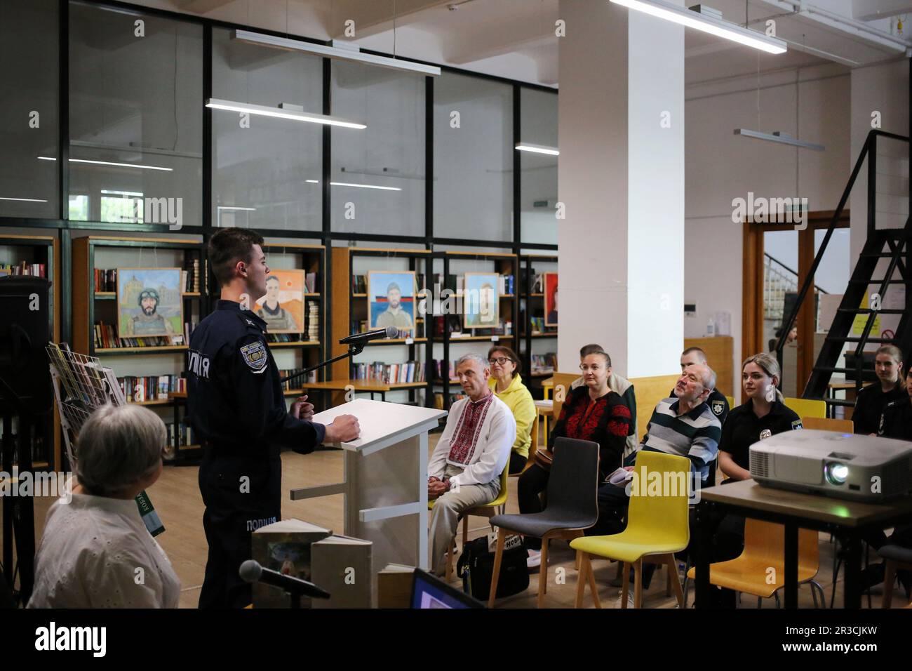 I partecipanti alle letture Shevchenko sono visti durante l'evento il reseppellimento di Taras Shevchenko ha avuto luogo il 22 maggio 1861 sulla collina di Chernechaya a Kanev. Per ricordare il famoso poeta ucraino Taras Shevchenko nella Biblioteca scientifica universale regionale di Odessa. S. Grushevsky si sono svolte le tradizionali letture di Shevchenko. I cadetti della Odessa state University of Internal Affairs e gli studenti della Odessa Mechnikov National University hanno letto le poesie dello scrittore, gli insegnanti hanno tenuto conferenze sulla vita del creatore. (Foto di Viacheslav Onyshchenko/SOPA Images/Sipa USA) Foto Stock