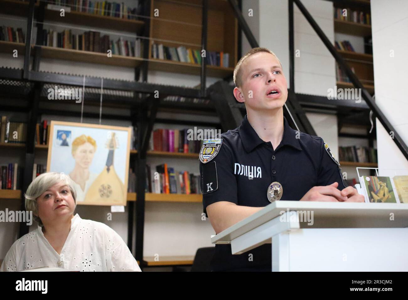 Un cadetto dell'Odessa state University of Internal Affairs è visto recitare una poesia di Taras Shevchenko. Il sepoltura di Taras Shevchenko si è svolta il 22 maggio 1861 sulla collina di Chernechaya a Kanev. Per ricordare il famoso poeta ucraino Taras Shevchenko nella Biblioteca scientifica universale regionale di Odessa. S. Grushevsky si sono svolte le tradizionali letture di Shevchenko. I cadetti della Odessa state University of Internal Affairs e gli studenti della Odessa Mechnikov National University hanno letto le poesie dello scrittore, gli insegnanti hanno tenuto conferenze sulla vita del creatore. (Foto di Viacheslav Onyshchenko/S Foto Stock