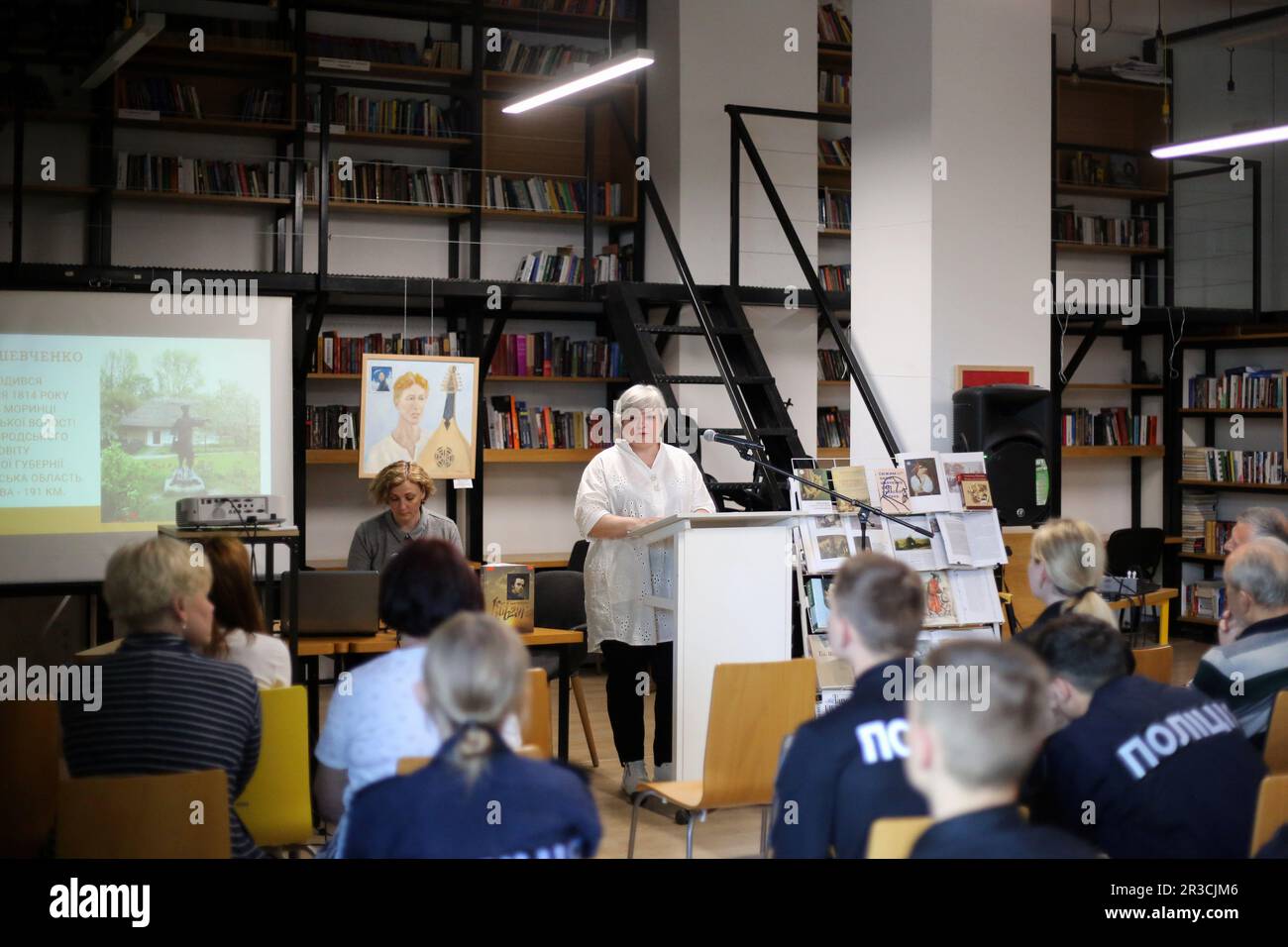 Riznikova Yaroslava (C) intercessore del Direttore del Dipartimento di Cultura, nazionalità, religioni e protezione dei beni culturali dell'Amministrazione Regionale dello Stato di Odessa, tenuto una conferenza presso la Biblioteca scientifica universale Regionale di Odessa. S. Grushevsky il sepoltura di Taras Shevchenko si è svolta il 22 maggio 1861 sulla collina di Chernechaya a Kanev. Per ricordare il famoso poeta ucraino Taras Shevchenko nella Biblioteca scientifica universale regionale di Odessa. S. Grushevsky si sono svolte le tradizionali letture di Shevchenko. Cadetti della Odessa state University of Internal AF Foto Stock