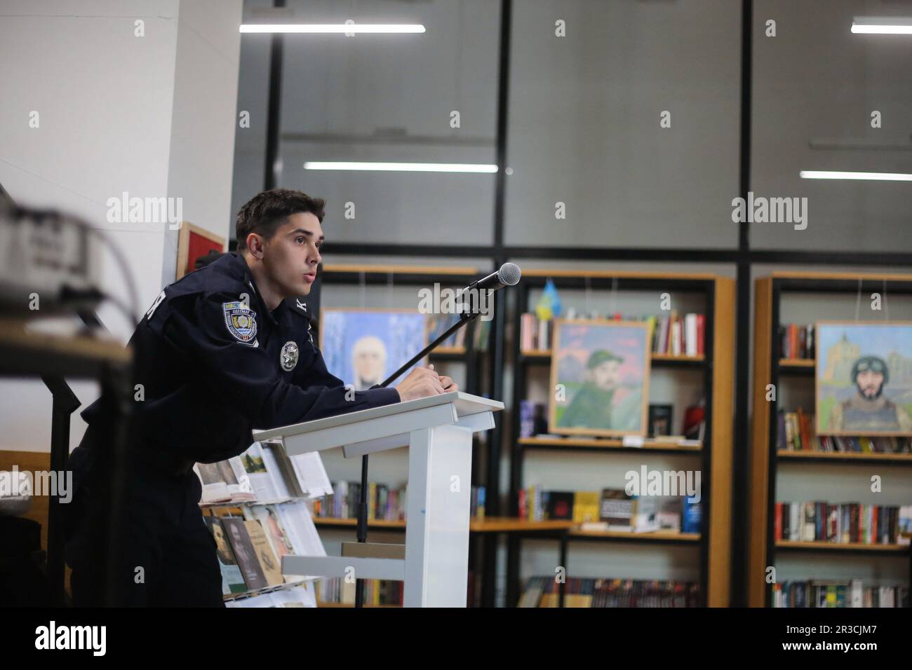 Un cadetto dell'Odessa state University of Internal Affairs è visto recitare una poesia di Taras Shevchenko. Il sepoltura di Taras Shevchenko si è svolta il 22 maggio 1861 sulla collina di Chernechaya a Kanev. Per ricordare il famoso poeta ucraino Taras Shevchenko nella Biblioteca scientifica universale regionale di Odessa. S. Grushevsky si sono svolte le tradizionali letture di Shevchenko. I cadetti della Odessa state University of Internal Affairs e gli studenti della Odessa Mechnikov National University hanno letto le poesie dello scrittore, gli insegnanti hanno tenuto conferenze sulla vita del creatore. (Foto di Viacheslav Onyshchenko/S Foto Stock