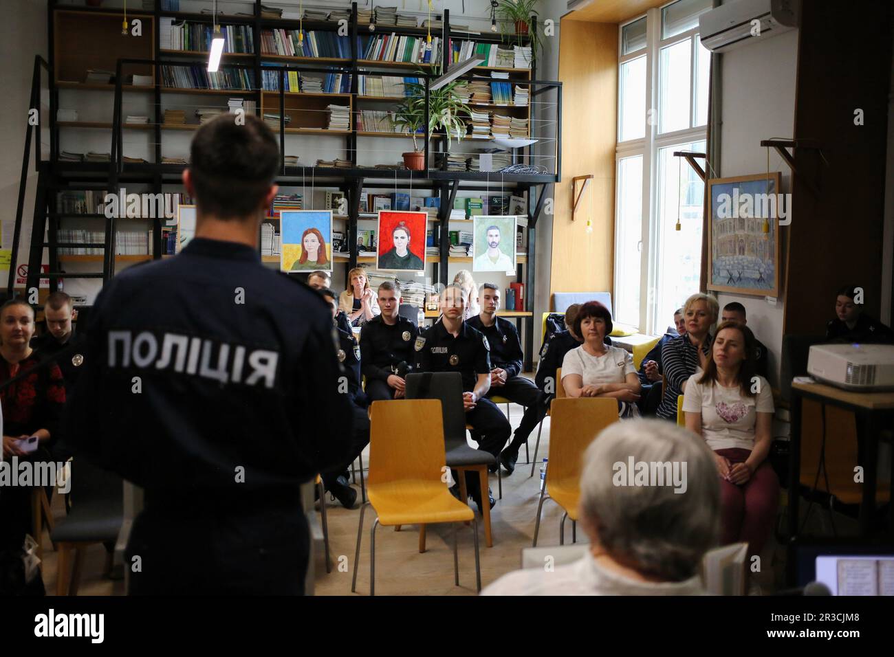 I partecipanti alle letture Shevchenko sono visti durante l'evento il reseppellimento di Taras Shevchenko ha avuto luogo il 22 maggio 1861 sulla collina di Chernechaya a Kanev. Per ricordare il famoso poeta ucraino Taras Shevchenko nella Biblioteca scientifica universale regionale di Odessa. S. Grushevsky si sono svolte le tradizionali letture di Shevchenko. I cadetti della Odessa state University of Internal Affairs e gli studenti della Odessa Mechnikov National University hanno letto le poesie dello scrittore, gli insegnanti hanno tenuto conferenze sulla vita del creatore. (Foto di Viacheslav Onyshchenko/SOPA Images/Sipa USA) Foto Stock