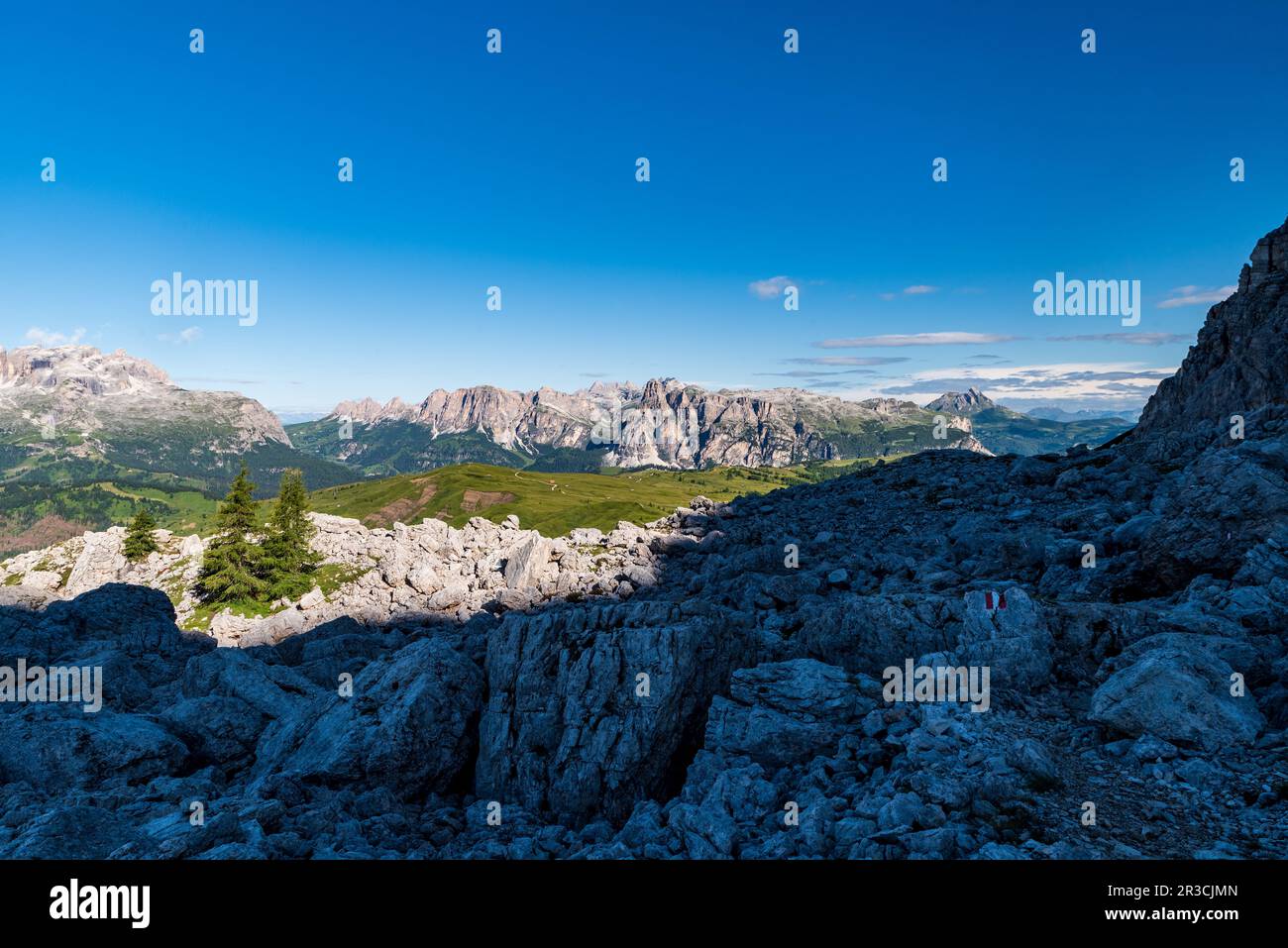Belle montagne dolomitiche da trekking tral below montagna Setsass in Italia durante la giornata estiva con cielo limpido Foto Stock