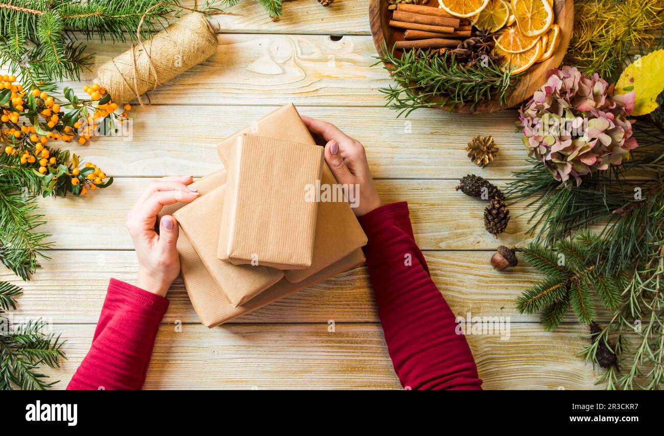 La ragazza crea regali di Natale di stile ecologico Foto Stock