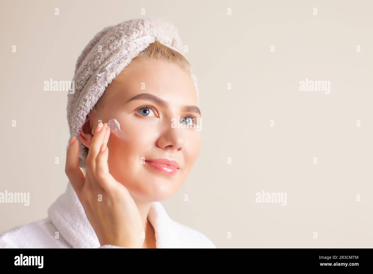 Donna che si prende cura della sua pelle a casa Foto Stock