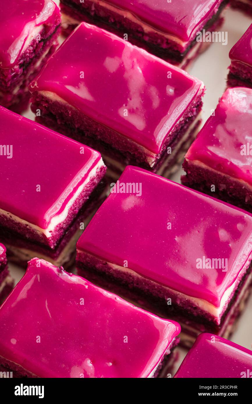 Gli appetitosi pezzi di dessert francese di lusso Foto Stock