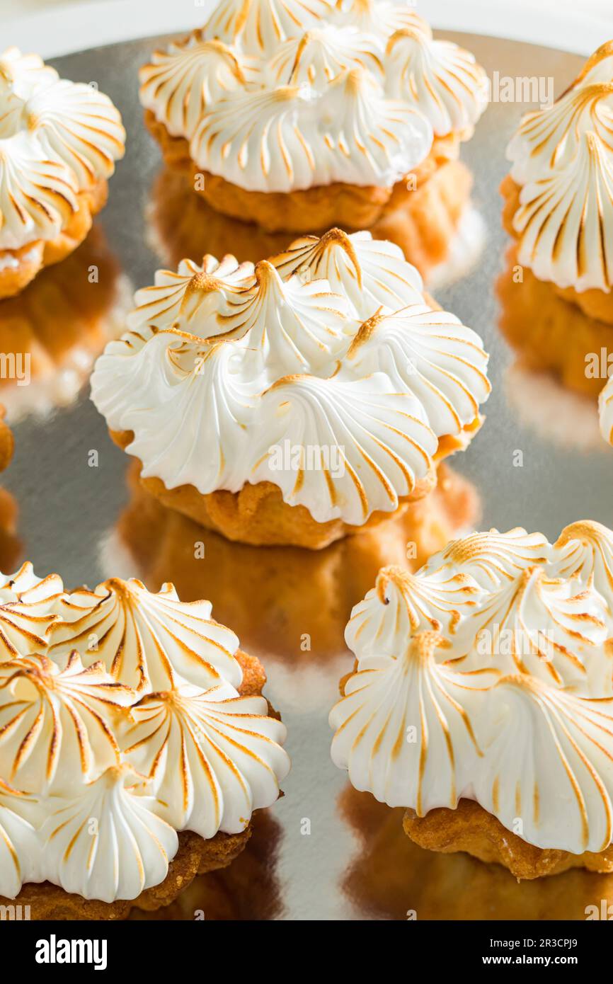 Presentazione delle tartine di limone alla mostra del dessert Foto Stock