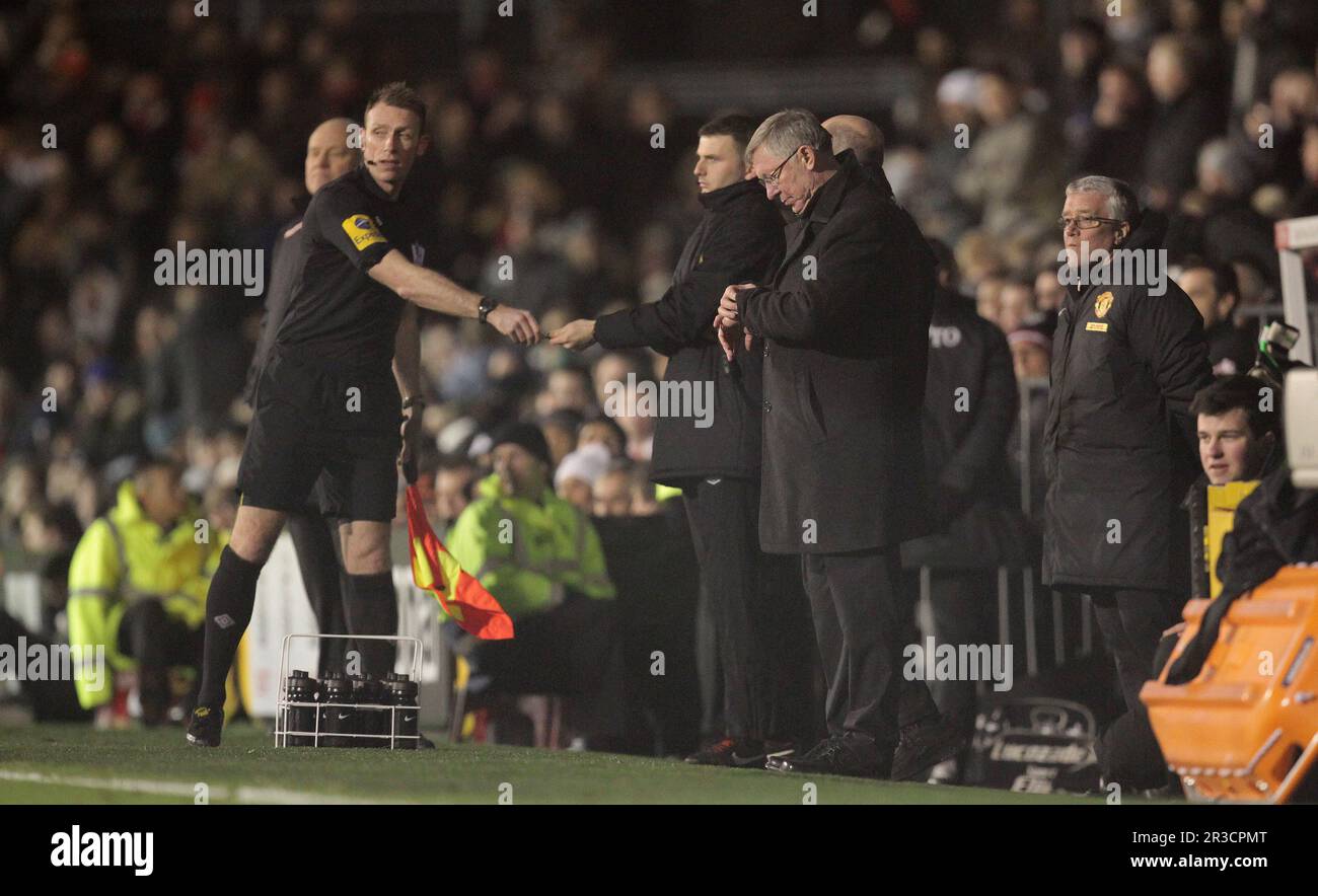 Sir Alex Ferguson, direttore del Manchester United, controlla il suo orologio per il tempo aggiuntivo. Manchester United batte Fulham 1:0Fulham 02/02/13 Fulham V Man Foto Stock