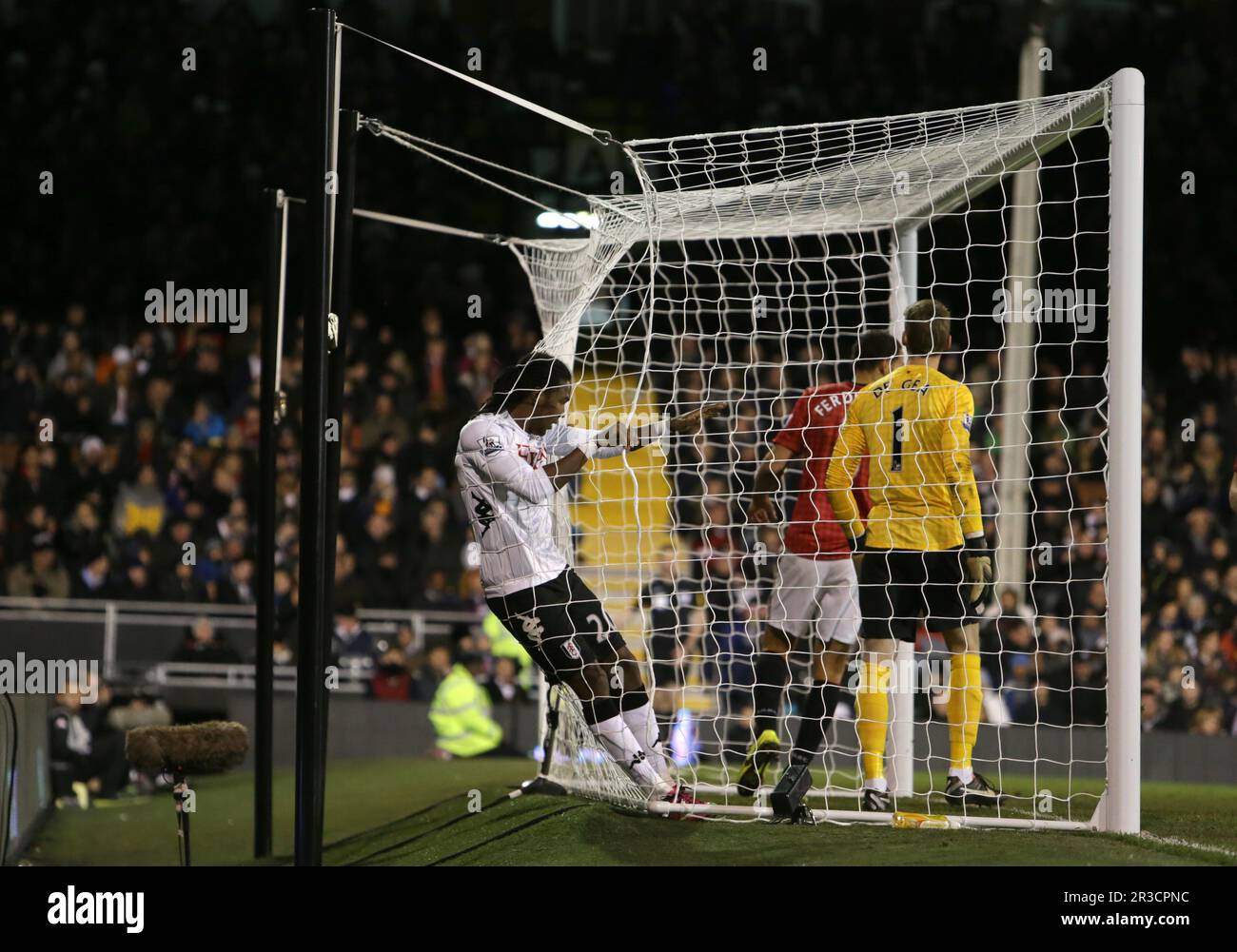 Hugo Rodallega di Fulham trova il retro della rete. Manchester United batte Fulham 1:0Fulham 02/02/13 Fulham V Manchester United 02/02/13 The Premier L. Foto Stock