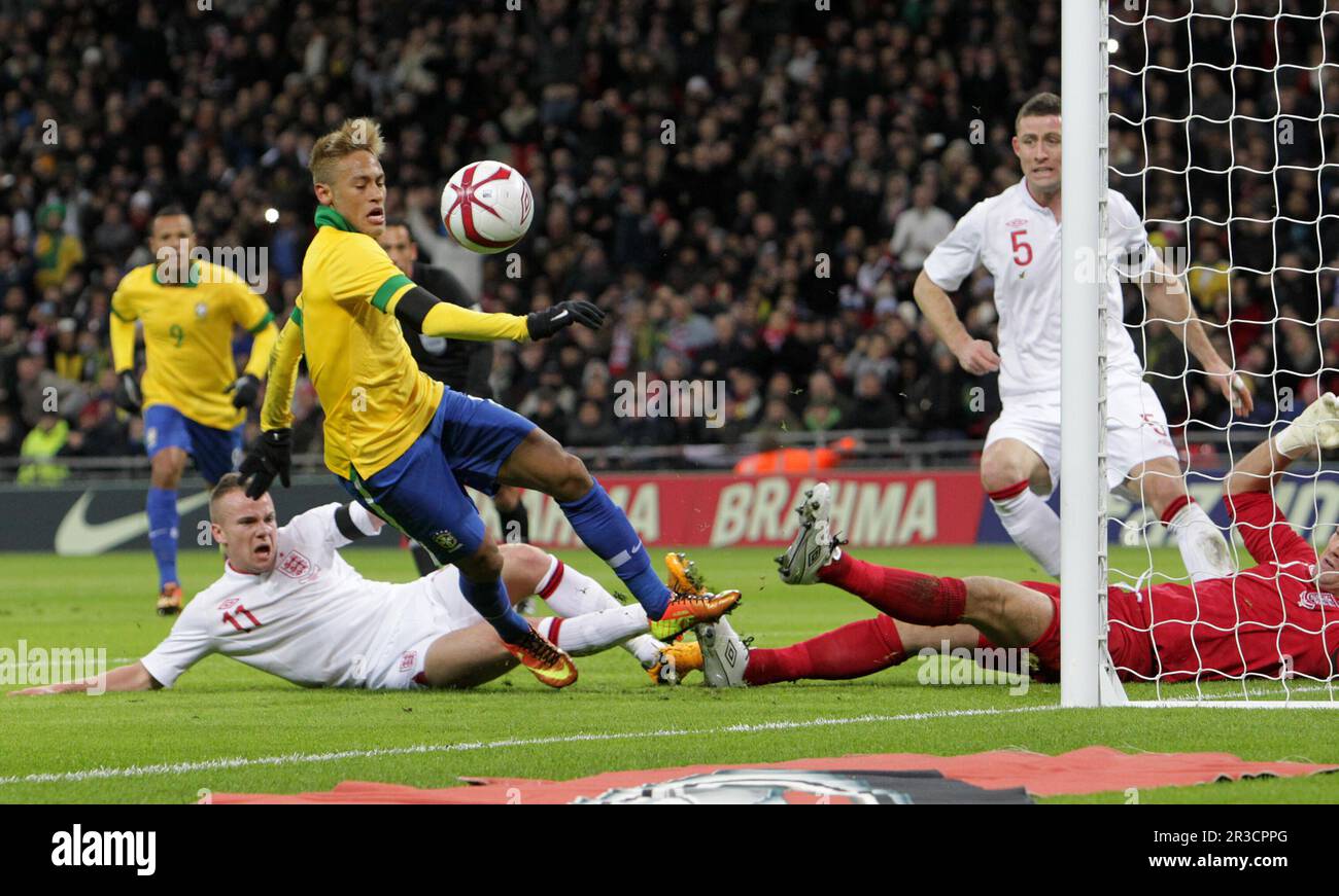 Il brasiliano Neymar cerca di dare seguito al risparmio di penalità fatto da Joe Hart. Il gioco è goallessEngland 06/02/13 Inghilterra V Brasile 06/02/13 Int Foto Stock