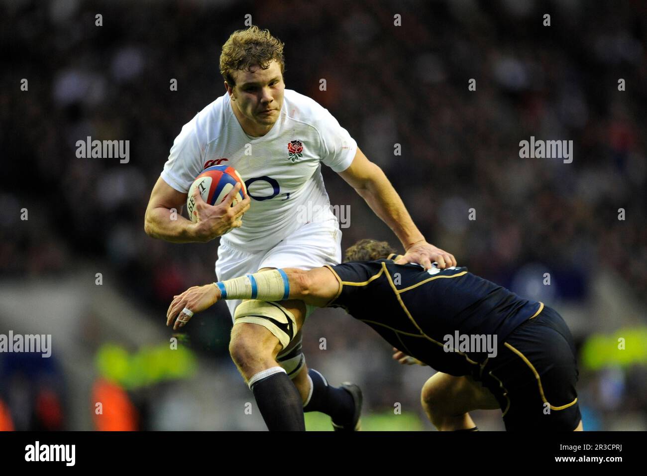 Joe Launchbury of England consegna Sean Lamont of Scotland durante la partita delle RBS 6 Nations tra Inghilterra e Scozia a Twickenham il sabato 02° F Foto Stock