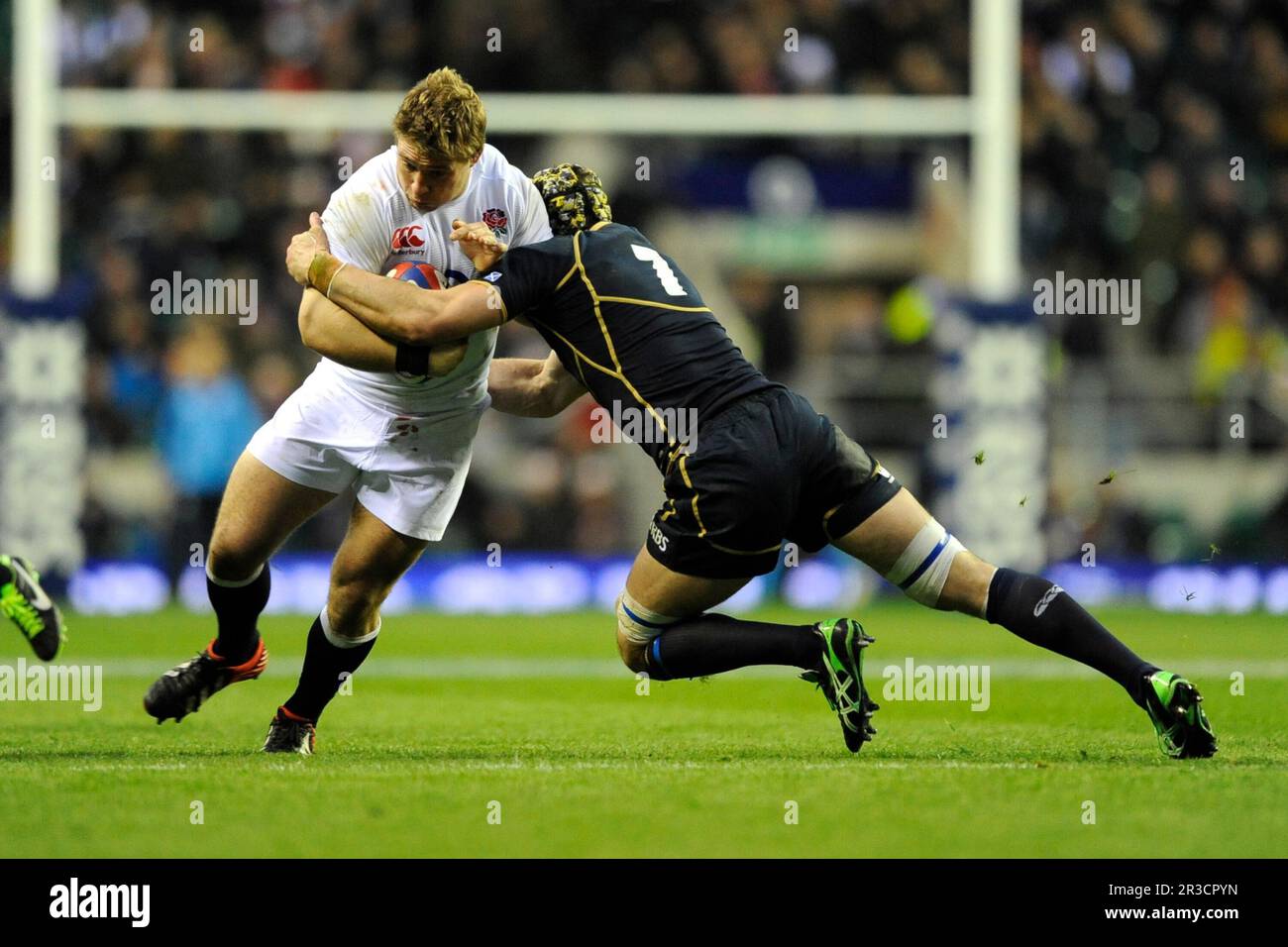 Tom Youngs of England è affrontato da Kelly Brown di Scozia durante la partita RBS 6 Nations tra Inghilterra e Scozia a Twickenham il Sabato 02 F. Foto Stock