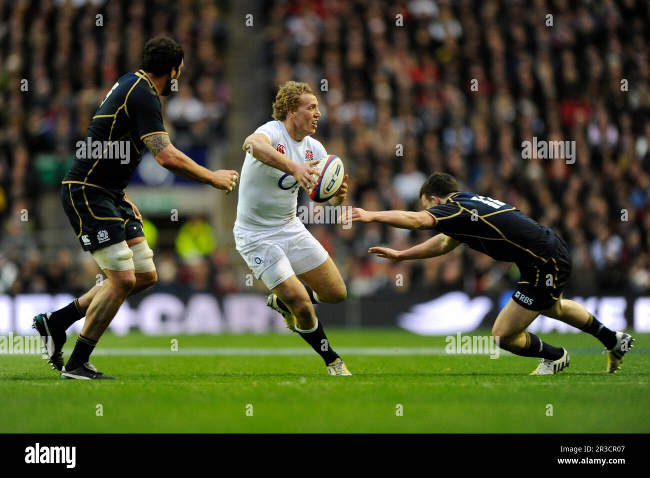 Billy Twelvetrees of England è affrontato da Jim Hamilton (a sinistra) e Matt Scott di Scozia durante la partita RBS 6 Nations tra Inghilterra e Scozia Foto Stock