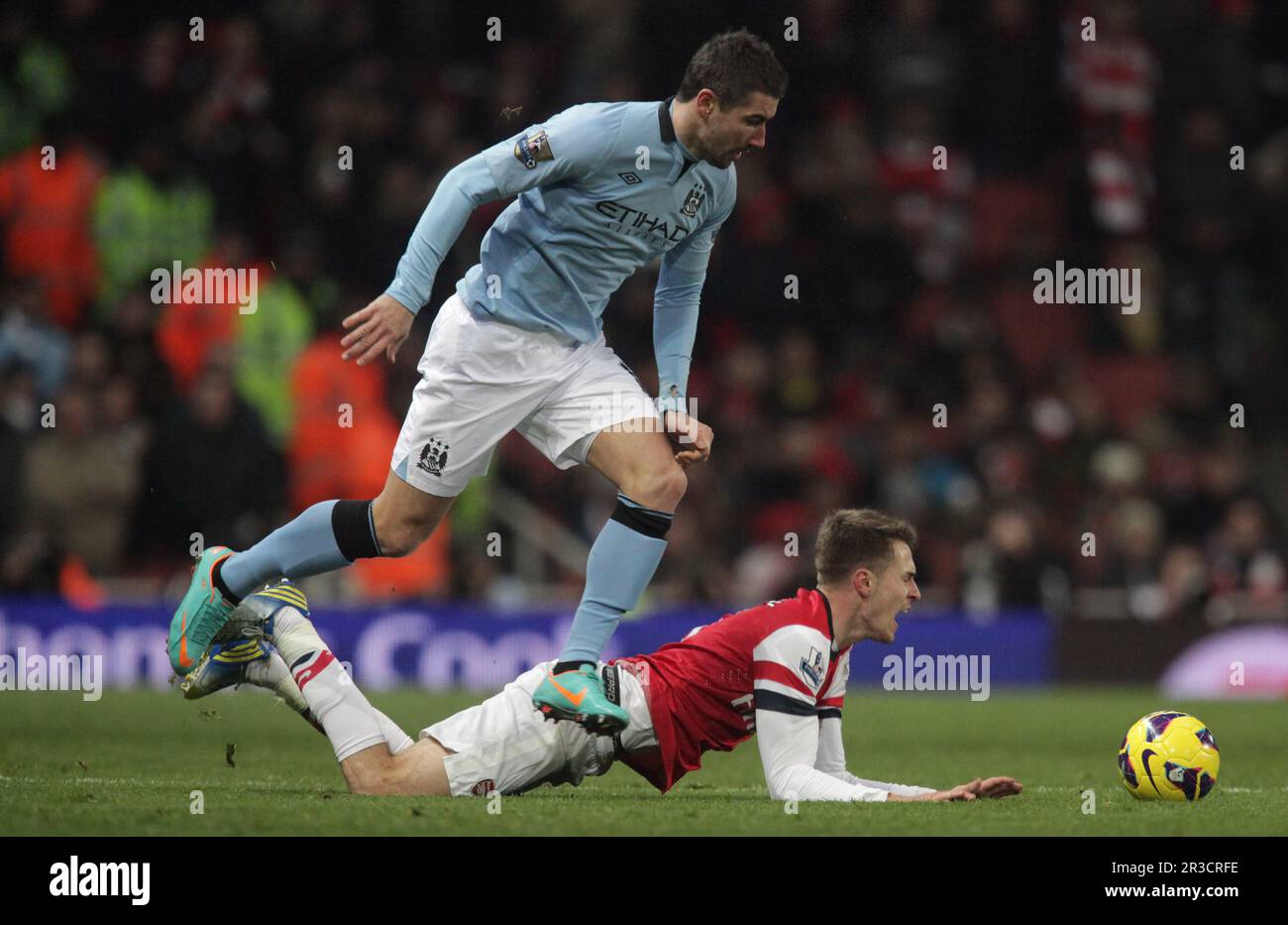 Aleksandar Kolarov di Manchester City combatte con Aaron Ramsey dell'Arsenal. Man City Beat Arsenal 2:0Arsenal 13/01/13 Arsenal V Manchester City 13/01/13 Foto Stock