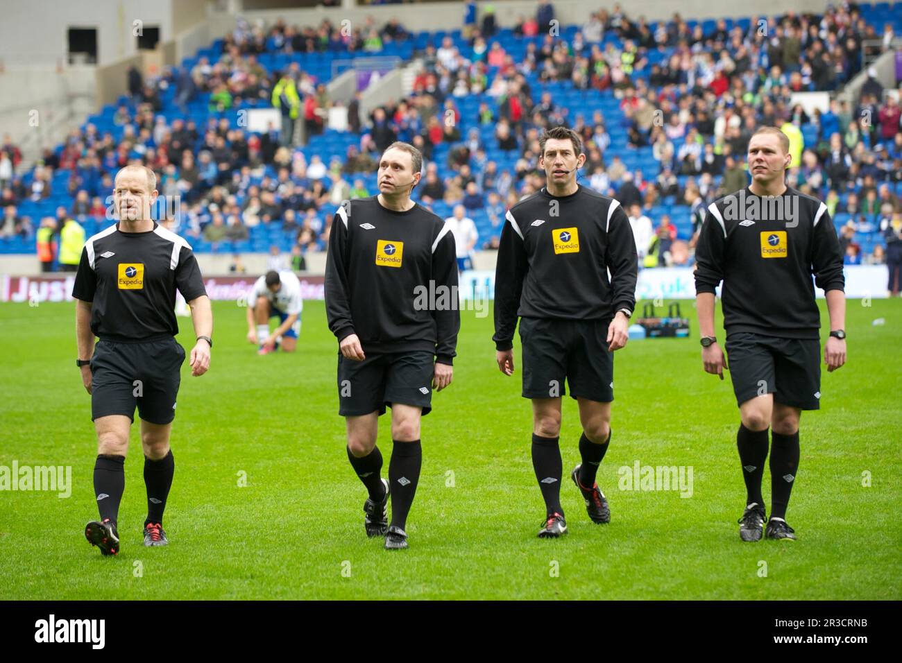 Ufficiali della partita tra cui l'arbitro Lee Probert (2nd da destra) prima della partita di fa Cup 3rd tra Brighton & Hove Albion e Newcastle hanno Unito una Foto Stock