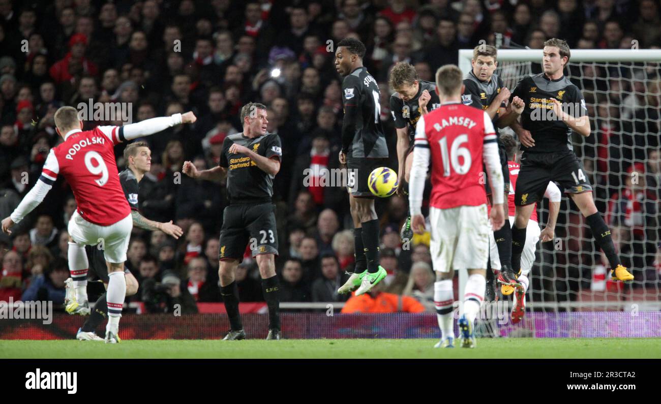 Il calcio di punizione gratuito Lucas Podolski dell'Arsenal colpisce il muro di Liverpool. Punteggio finale l'Arsenal si è tirato contro Liverpool 2:2Arsenal 30/01/13 Arsenal V Liverpool 30/01/ Foto Stock