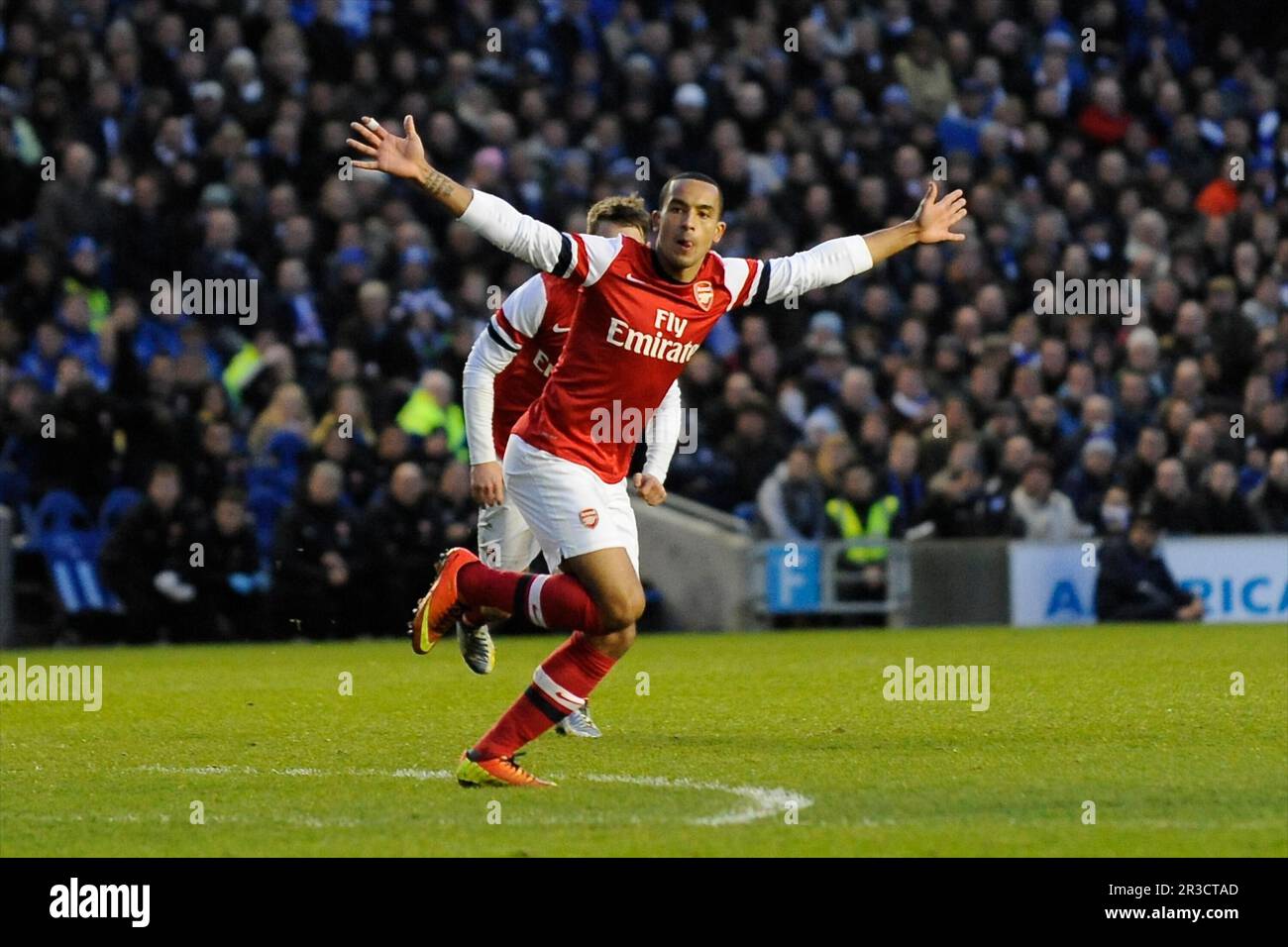 Theo Walcott dell'Arsenal festeggia il raggiungimento di un gol durante la partita della fa Cup 4th Round tra Brighton & Hove Albion e l'Arsenal all'American Express Foto Stock