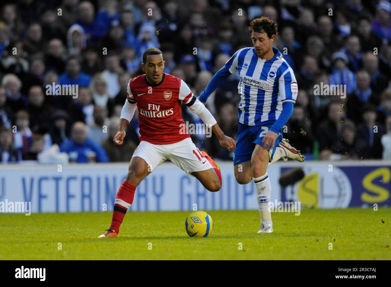 Theo Walcott of Arsenal batte Wayne Bridge of Brighton & Hove Albion durante la fa Cup 4th partita di round tra Brighton & Hove Albion e Arsenal a t Foto Stock